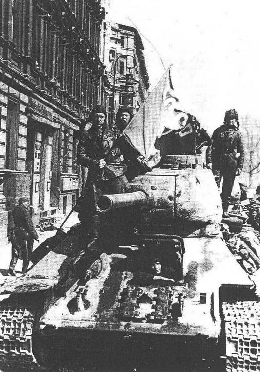 Т-34-85 в Берлине, май 1945 года. Машина поздних выпусков 1944 года (двухстворчатый люк командира, приборы МК-4 без крышечек) с пушкой ЗИС-С-53.