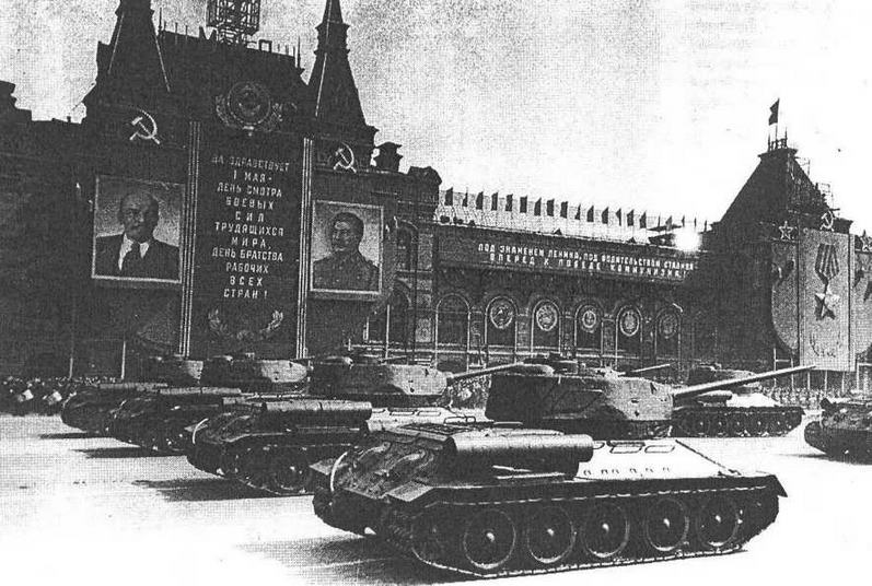 Танки Т-34-85 на Красной площади. Москва, 1 мая 1949 года.