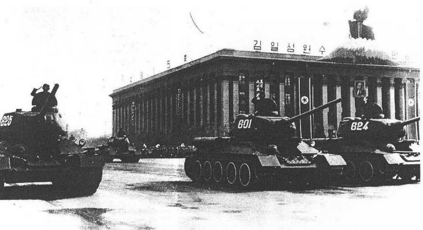 Т-34-85 на параде в ознаменование 15-летия освобождения Кореи от японских захватчиков. Пхеньян, 15 августа 1960 года.