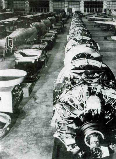 Сборочная линия Fw 190А. Видны двигатели, приготовленные к установке.