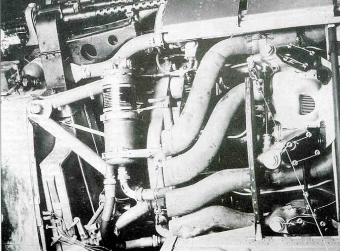 Выхлопные патрубки и маслофильтр двигателя BMW 801, установленного на Fw 190. Над маслофильтром видны стволы пулеметов MG 17.