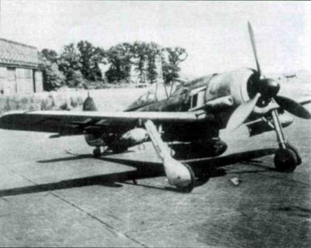 Fw 190G-8 с бомбодержателями ЕТС 503 и смещенной к оконцовке крыла трубкой Пито. Воздухозаборники на капоте оснащены воздушными фильтрами.