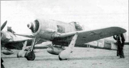 Fw 190А-8 из II. (Sturm)/JG 300 на базе Лебниц, конец 1944 года. В самолете на переднем плане сидит унтер-офицер Эрнст Шрёдер.