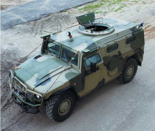На крыше СТС ГАЗ-233014 «Тигр» оборудована поворотная платформа с люком для установки вооружения.