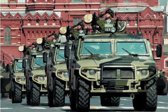 СТС «Тигр» открывают парад Победы на Красной площади 9 мая 2008 г.