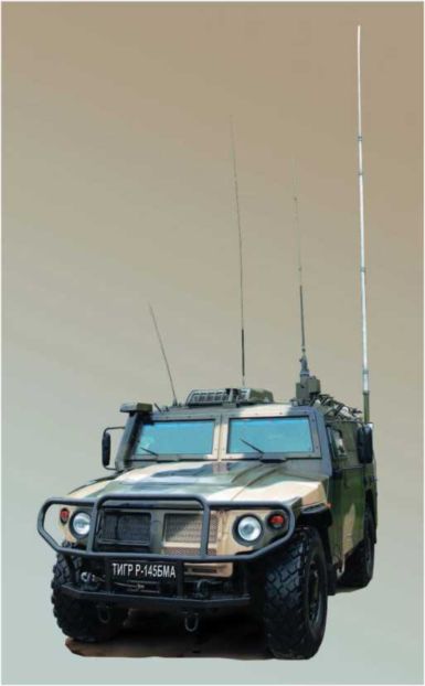 Командно-штабная машина Р-145БМА «Тигр» с развернутым антенно-мачтовым устройством.
