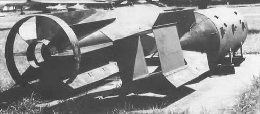 Девятитонная фугасная (справа) и бронебойная авиабомбы