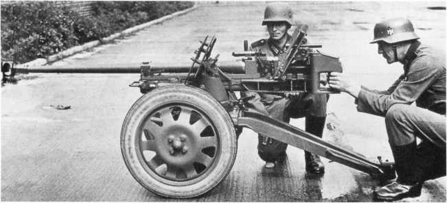 Расчет тяжелого противотанкового ружья Pz.В.41 во время тренировочных стрельб. 1941 год. Хорошо видна конструкция двойного щита, колес и станин (АСКМ).