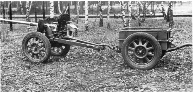 Тяжелое противотанковое ружье Pz.B.41 с тележкой для его транспортировки и перевозки снарядов. Установленное в тележку Pz.B.41 можно было транспортировать со скоростью до 50 км/ч (АСКМ).