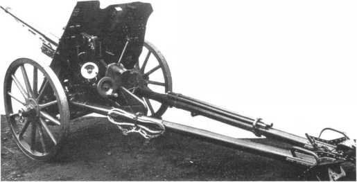 37-мм противотанковое орудие Tak 28, поступавшее на вооружение рейхсвера с 1928 года. Пушка имеет деревянные колеса со спицами, хорошо видны маховики горизонтальной и вертикальной наводки, находящиеся слева от казенника (АСКМ).