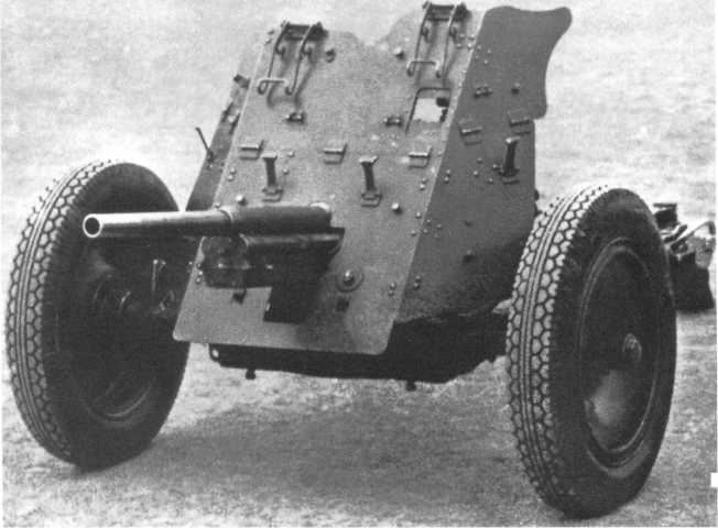 37-мм противотанковая пушка Раk 35/36 выпуска 1938–1939 года. Орудие уже имеет колеса с пневматическими шинами, на щите видны упоры для его откидных верхних частей (АСКМ).