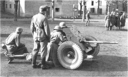 Тренировка расчета 37-мм противотанковой пушки Раk 35/36 из состава 6-й горно-стрелковой дивизии. Лето 1940 года. Хорошо виден надульник (чехол для закрытия ствола от попадания в него посторонних предметов), закрепленный на щите (РГАКФД).