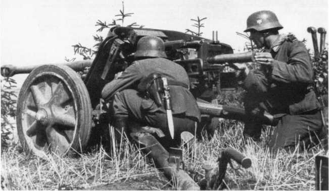 Расчет 50-мм противотанковой пушки Pak 38 ведет огонь по советским танкам. Лето 1942 года, район Воронежа. Хорошо видны действия наводчика и заряжающего, который держит в руках выстрел (РГАКФД).