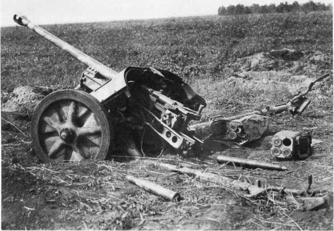 50-мм противотанковая пушка Pak 38, уничтоженная советскими танками во время наступления Центрального фронта. Июль 1943 года, орловское направление. На стволе и щите виден камуфляж, на земле лежат выстрелы и металлические ящики для их укладки (АСКМ).