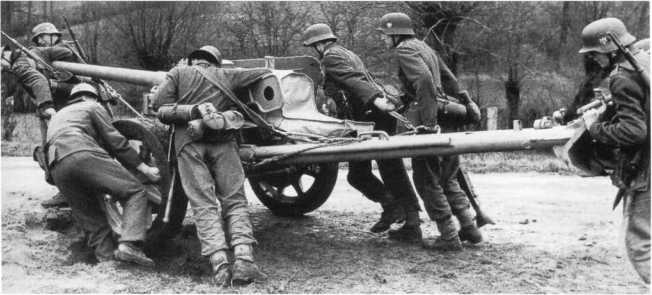 Расчет 75-мм противотанкового орудия Pak 40 из 8 человек перекатывает пушку на новую огневую позицию. Франция, октябрь 1943 года. Хорошо видно, что транспортировка Pak 40 вручную была нелегким делом, несмотря на использование входивших в комплект орудия специальных тросов (БА).