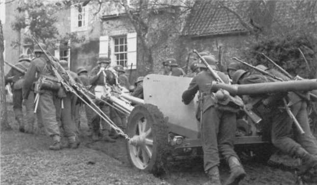 На этом фото хорошо видно, каким образом использовались специальные троса для транспортировки, входившие в комплект 75-мм пушки Pak 40 — орудие буксирует 14 человек. Франция, октябрь 1943 года (БА).