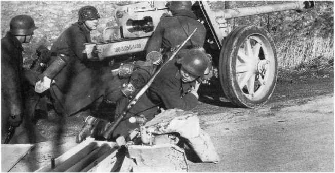 Расчет противотанкового орудия Pak 40 на огневой позиции. Осень 1944 года. На переднем плане виден ящик для укладки трех 75-мм выстрелов, солдат, изображенный на фото слева, держит в руке ракетницу и коробку с патронами (АСКМ).
