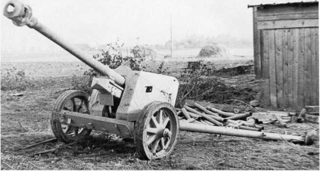 75-мм противотанковая пушка Pak 40, захваченная частями Красной Армии в ходе наступления в августе 1943 года в районе Харькова. Хорошо виден нижний щит, половина которого откинута вверх на петлях, и конструкция колес со спицами (АСКМ).