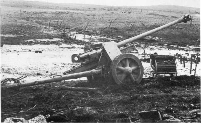 75-мм противотанковая пушка Pak 40, брошенная немцами при отступлении в Восточной Пруссии на подступах к Кенигсбергу. Апрель 1945 года. Пушка имеет сплошные колеса, отличные по конструкции от колес Pak 40 изображенной на предыдущем фото (АСКМ).