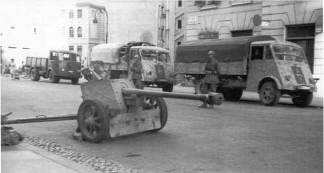 75-мм противотанковая пушка Pak 40 на улице одного из городов Италии. 1943 год. На заднем плане видны французские и итальянский автомобили (БА).