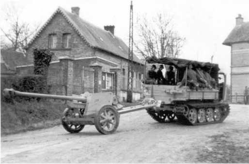 Гусеничный тягач RSO буксирует 75-мм противотанковую пушку Pak 40. Франция, октябрь 1943 года. Начиная с 1943 года именно эти машины были основным транспортным средством для 75-мм орудий Pak 40 (ЯМ).