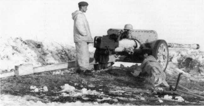 75/55-мм противотанковое орудие Pak 41 36-го дивизиона истребителей танков 36-й пехотной дивизии на огневой позиции. Советско-германский фронт, район Барановичей, весна 1944 года. Пушка имеет белый зимний камуфляж (РГАКФД).