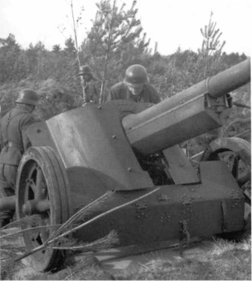 Расчет 75-мм противотанковой пушки Pak 97/38 одного из подразделений люфтваффе за установкой орудия на огневой позиции. Советско-германский фронт, лето 1942 года (БА).