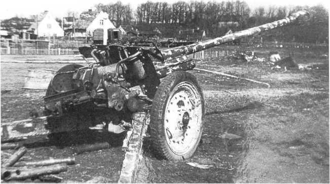 76,2-мм противотанковая пушка Pak 36 (r), захваченная на окраине Данцига. 2-й Белорусский фронт, март 1945 года. Орудие имеет трехцветный камуфляж, между станинами лежат стреляные гильзы (АСКМ).