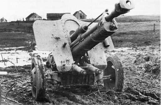 76,2-мм противотанковое орудие Pak 39 (r), захваченное частями Красной Армии в Восточной Пруссии. 3-й Белорусский фронт, полоса наступления 3-й армии. Ствол находится в откате, «родные» колеса заменены на колеса меньшего диаметра (АСКМ).