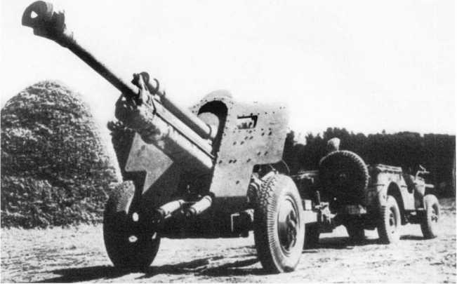 76,2-мм противотанковое орудие Pak 39 (r), захваченное частями союзников, везут в тыл автомобилем «Виллис». 1944 год. В отличие от пушки на предыдущем фото, это орудие имеет «родные» колеса от ЗИС-5 (фото из коллекции М. Свирина).