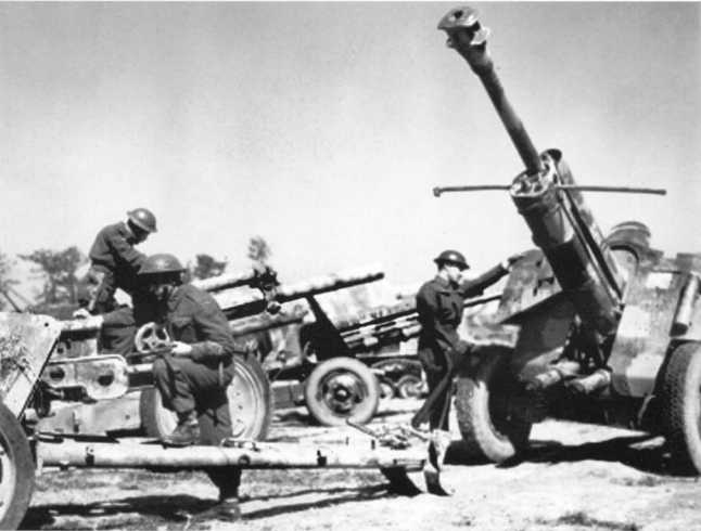 Канадские солдаты осматривают трофейные орудия. Лето 1944 года. Справа видна 76,2-мм пушка Pak 39 (r) (ЯМ).