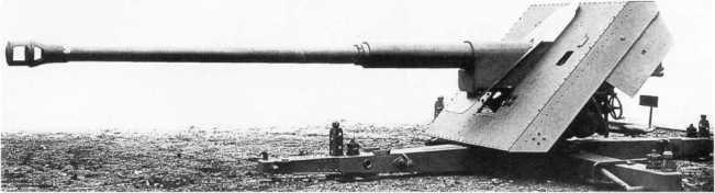 88-мм противотанковая пушка Раk 43 в боевом положении. Для фиксации орудия в землю вбивались 4 специальных трехлопастных клина, которые вставлялись в специальные отверстия на концах балок лафета (ИП).