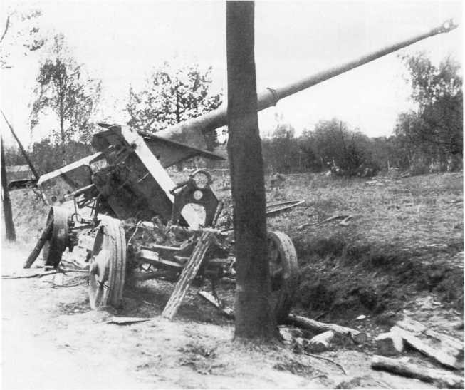 88-мм противотанковая пушка Pak 43 на колесных ходах, брошенная на дороге юго — восточнее Берлина. Апрель 1945 года. Хорошо виден стопор ствола орудия в походном положении (АСКМ).