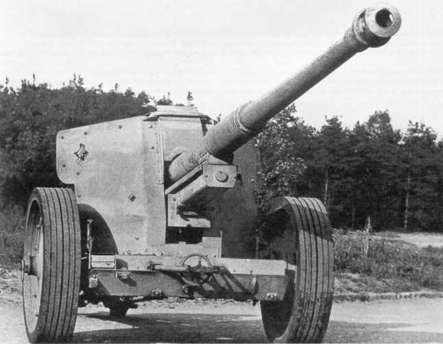88-мм противотанковая пушка Pak 43/41, вид спереди. На щите орудия различим двухцветный камуфляж (АСКМ).