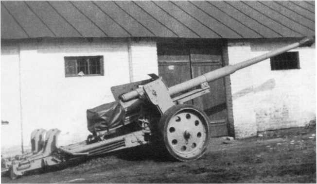 Общий вид 88-мм противотанкового орудия Pak 43, вид справа. Орудие в транспортном положении — сошники станин подняты (ЯМ).