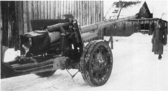 Перевозка 88-мм противотанковой пушки Pak 43/41 на новую позицию. Январь 1944 года, район Смоленска. Скорее всего, орудие транспортируется 8-тонным полугусеничным тягачом Sd.Kfz.7 (РГАКФД).