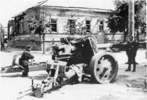 88-мм противотанковое орудие Pak 43/41 на улице Орла. Июль 1943 года. Вероятно, пушку готовят к транспортировке, так как сошники станин подняты вверх (РГАКФД).