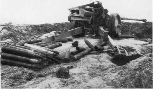 88-мм противотанковое орудие Pak 43/41, брошенное немцами на огневой позиции, вид сзади. 1-й Прибалтийский фронт, октябрь 1944 года. На фото хорошо видны казенник, конструкция сошников, а также 88-мм выстрелы (АСКМ).