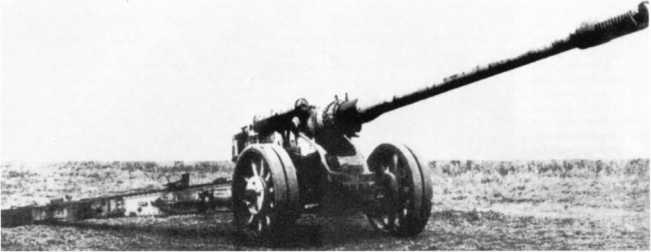 Та же 128-мм пушка К 81 /2 фирмы Крупп (на лафете советской 152-мм пушки-гаубицы МЛ-20), что и на предыдущем фото. Хорошо видна конструкция щелевого дульного тормоза, похожего на дульный тормоз МЛ-20 (ИП).