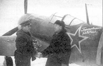 Рабочий завода «Красное Сормово» Н.А. Кудрин передает самолет, построенный на средства горьковчан, гвардии лейтенанту А. А. Бывалому.