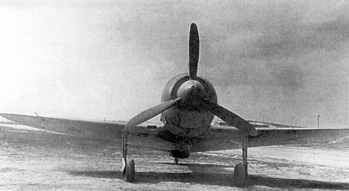 Экспериментальный Ла-7TK, снимок 1944 г. На снимке можно рассмотреть детали турбокомпрессора, видимые на фоне жаропрочной панели.