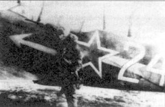 Ведомый Головачева лейтенант Черник сфотографирован на фоне своего истребителя Ла-7 с бортовым номером «24», Литва, 1945 г.