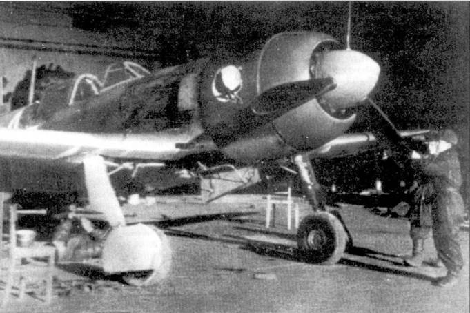 После длительного периода боев и базирования на полевых аэродромах под открытым небом, Лa-7 Амет Хан Султана наконец-то обрел крышу над «головой» — в ангаре берлинского аэродрома Темпельхоф, май 1945 г.