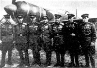 Асы 111-го ГИАП, слева — направо: А.В. Калмыков, А.И. Юмкин, И.А. Зуб, Г.П. Коваль, П.А. Гнидо, С.Д. Горелов и В.Н. Чулков, весна 1945 г.