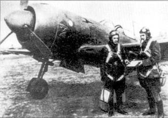 Летчики П. М. Бойков и В. И. Муравьев на фоне украшенного драконом истребителя Ла-7 из 113-го ГИАП 10-й ГИАД, весна 1945 г. 113-й ГИАП завершил войну в Чехословакии, базируясь на аэродромах Хлучин, Грабувка и Бенешов.
