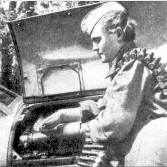 В большинстве полков обязанности оружейников выполняли молоденькие девушки — на снимке одна из таких оружейниц укладывает в патронный ящик истребителя Ла-7 снарядную ленту пушки ШВАК.