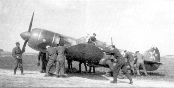 Летчики и техники I-го чехословацкого истребительного авиаполка перекатывании Ла-7 с бортовым номером «49» и надписью «Горьковский рабочий», аэродром Балице, Польша, апрель 1945 г.
