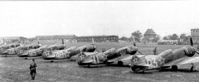 Линейка самолетов Ла-5ФН и Ла-7 из I-й и 2-й эскадрилий 1-го чехословацкого истребительного авиационного полка на торжественном смотре 1 июня 1945 г., аэродром Прага-Летнаны. Два самолета крайние справа — истребители Ла-7, остальные — Ла-5ФН.
