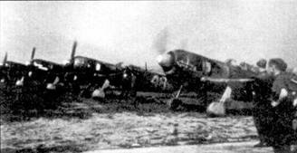 Ла-7 ВВС Чехословакии, аэродром Пиштаны. Обратите внимание на молнию белого цвета, нарисованную ни капоте третьего справа самолета.