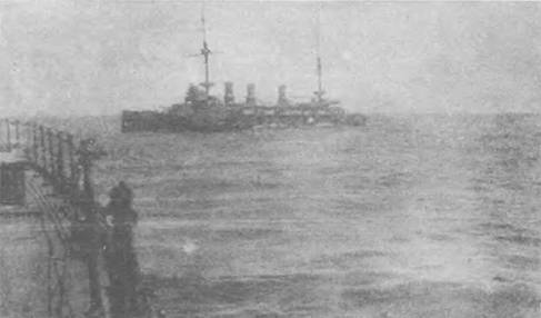 Броненосный крейсер "Адзума" в составе 2-го броненосного отряда. Фото сделано с крейсера "Идзумо".